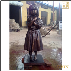 小型抱兔子銅雕塑 